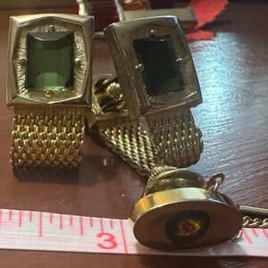 BEAUTIFUL PAIR OF SWANK cuff links and tie tac